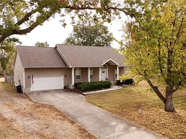 900 N Tucker St, Nevada, MO 64772