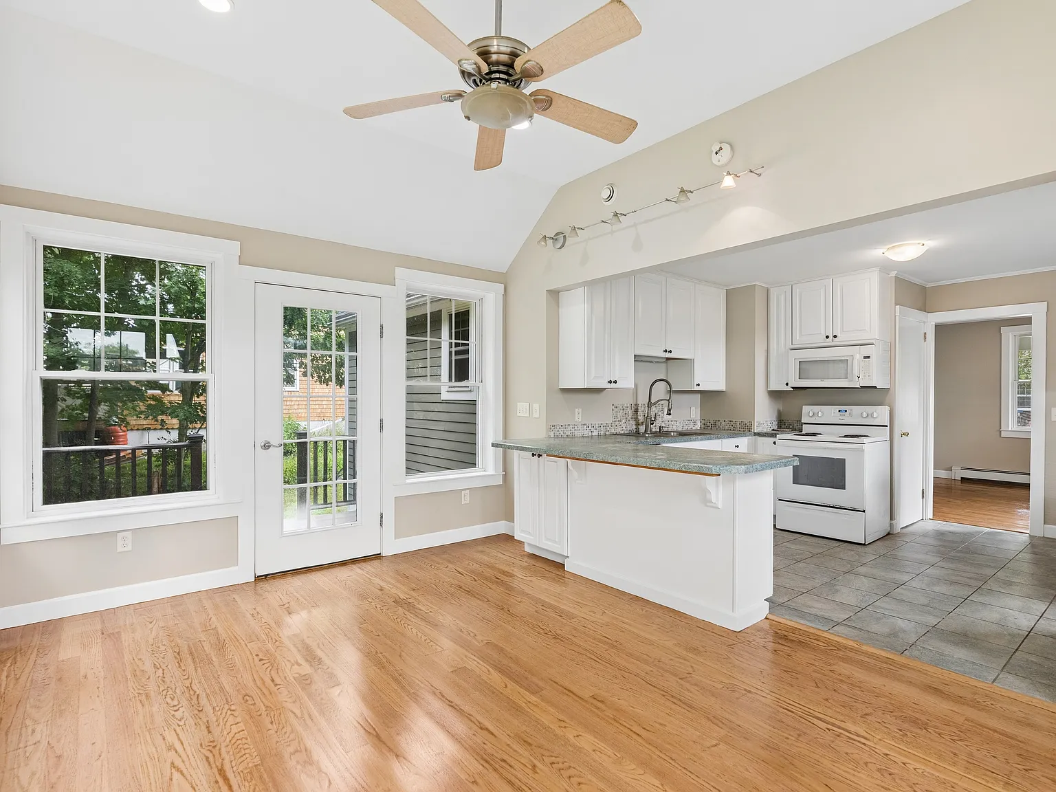 3 bed, 1306 sqft, $3,600 — Photo 3