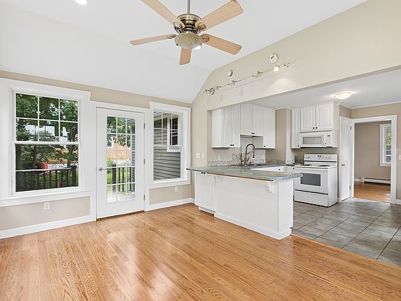 3rd image of 31 Longfellow Dr