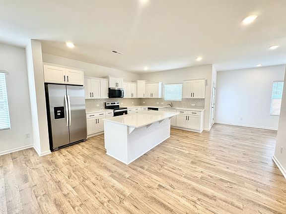 3rd image of 182 Cougar Ln