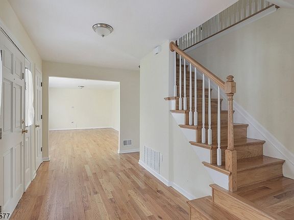4th image of 30 Waldhaven Ct