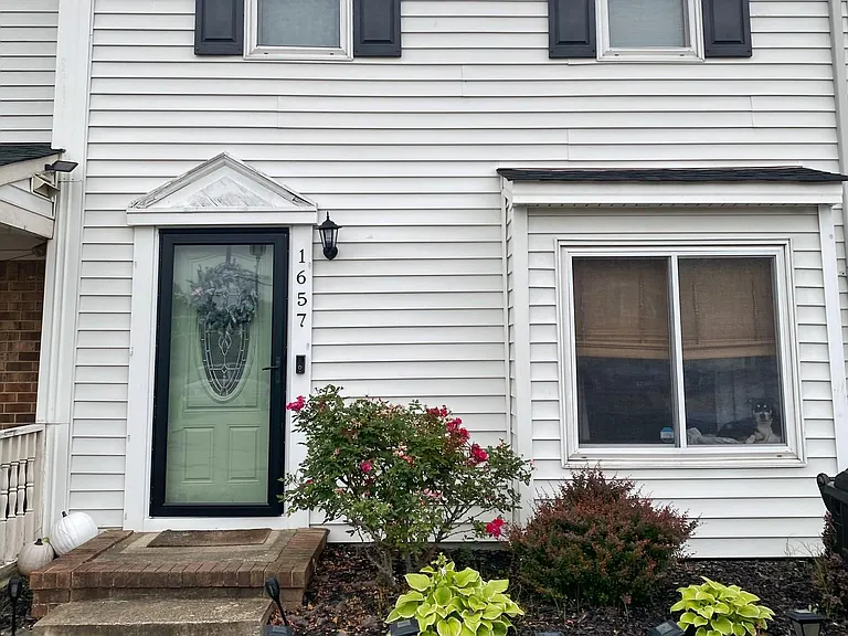 1657 Fairfax Dr — Photo 2