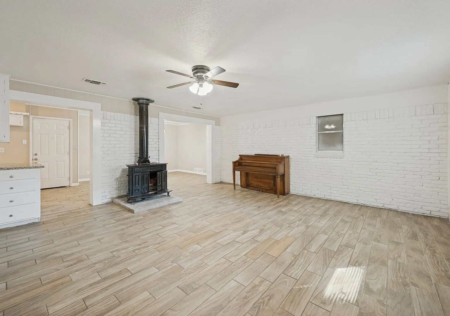 Spacious & Move-In Ready: Charming 4-Bedroom Home in Grand Prairie! — Photo 4