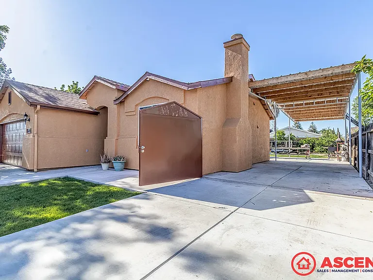 1810 Martinho Ave — Photo 3