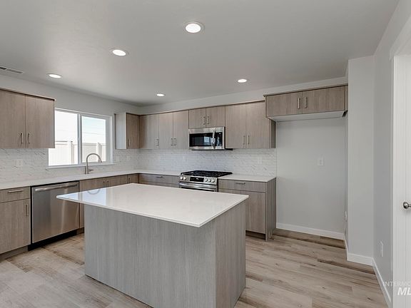 4th image of 16713 Carlin Ave