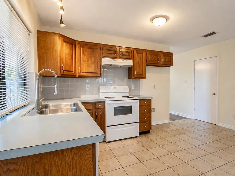 2513 Trailridge Dr — Photo 9
