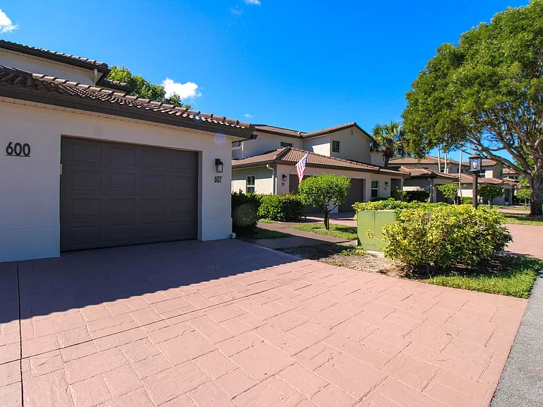 600 Diamond Cir #607 — Photo 5