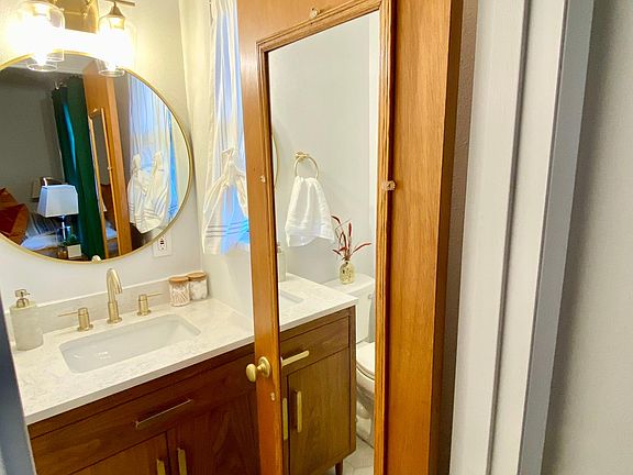 Master en suite half bathroom