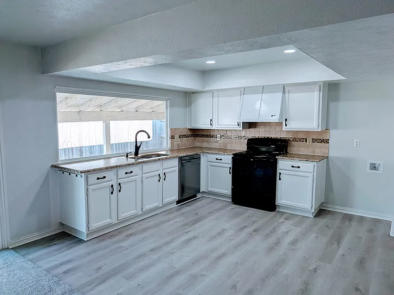 949 Mossvine Dr — Photo 12