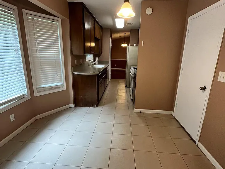 172 Kathryn Dr — Photo 5