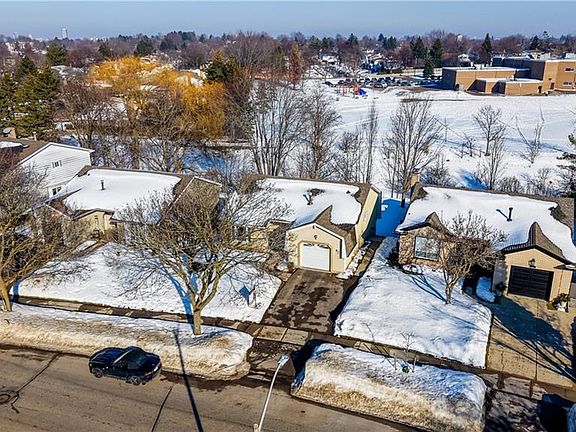 3rd image of 20 Royal Orchard Dr