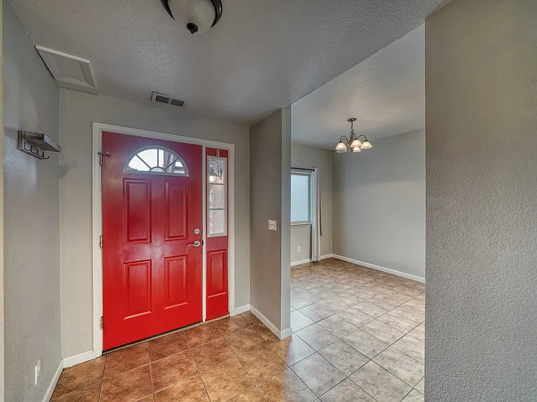 105 M And M Ln #2B — Photo 2