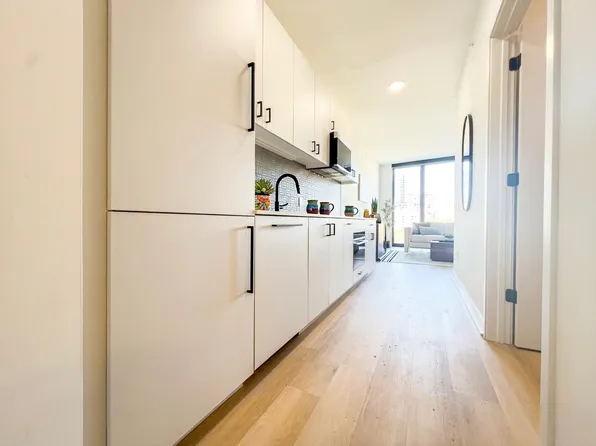 1100-10 W Grand Ave, Chicago, IL