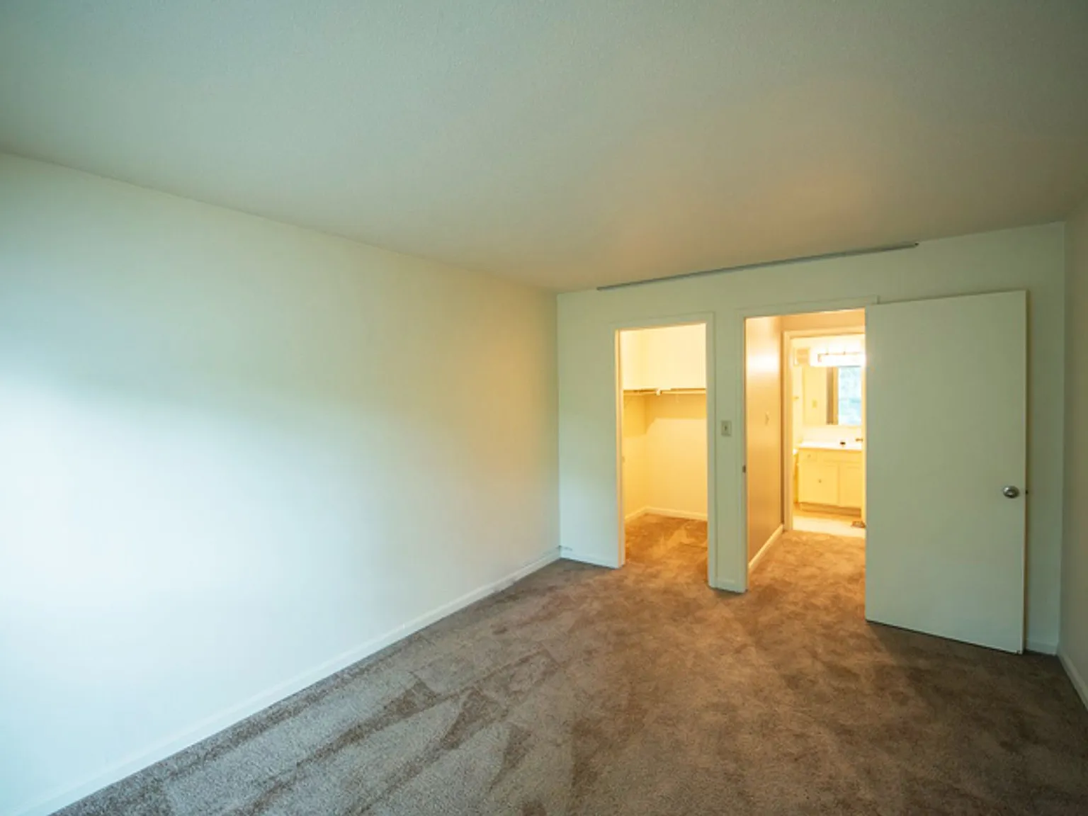 Fountain Lake Apartment Homes — Photo 4