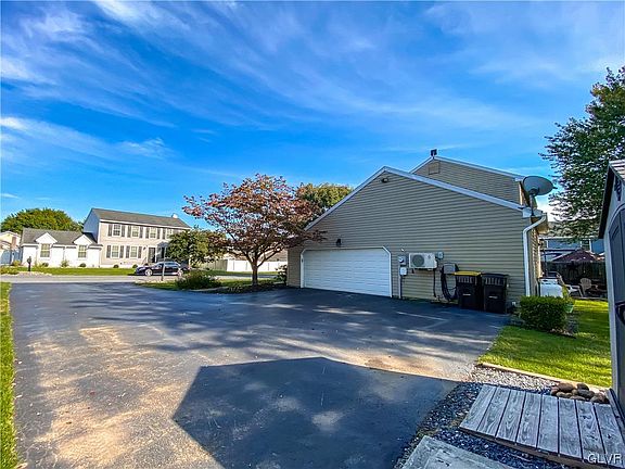 3rd image of 3487 Crestwood Dr