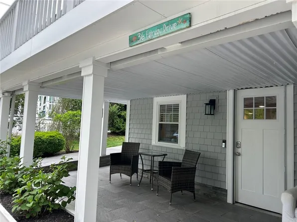 36 Fairway Dr, Narragansett, RI 02882