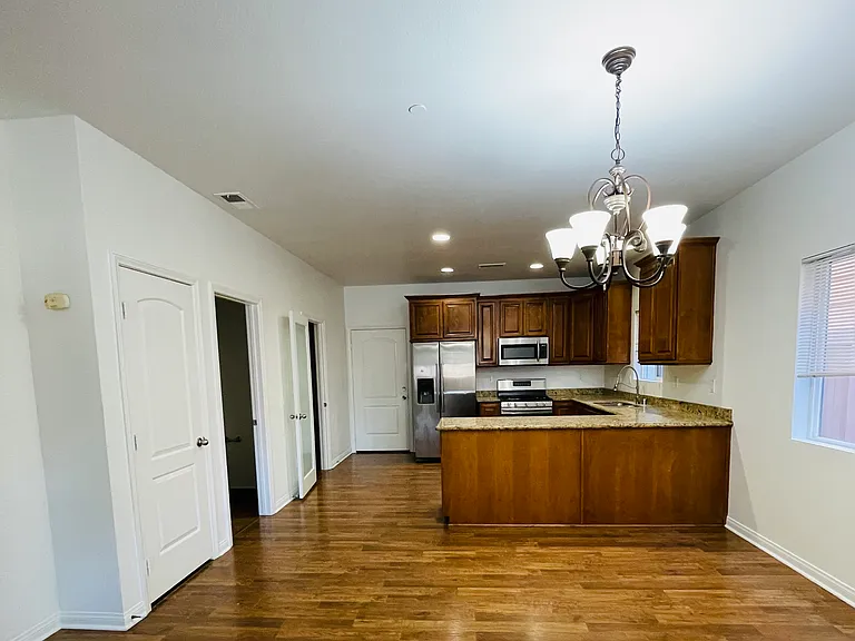 1918 Kelly Ave #5 — Photo 2