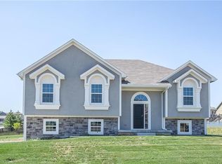 2301 NW Lindenwood Dr, Grain Valley, MO 64029