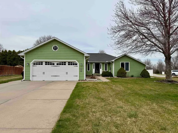 1036 Country Club Dr, Hastings, NE 68901