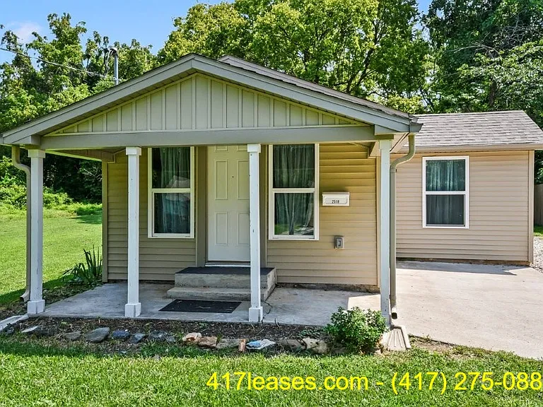 2518 N Weller Ave — Photo 2