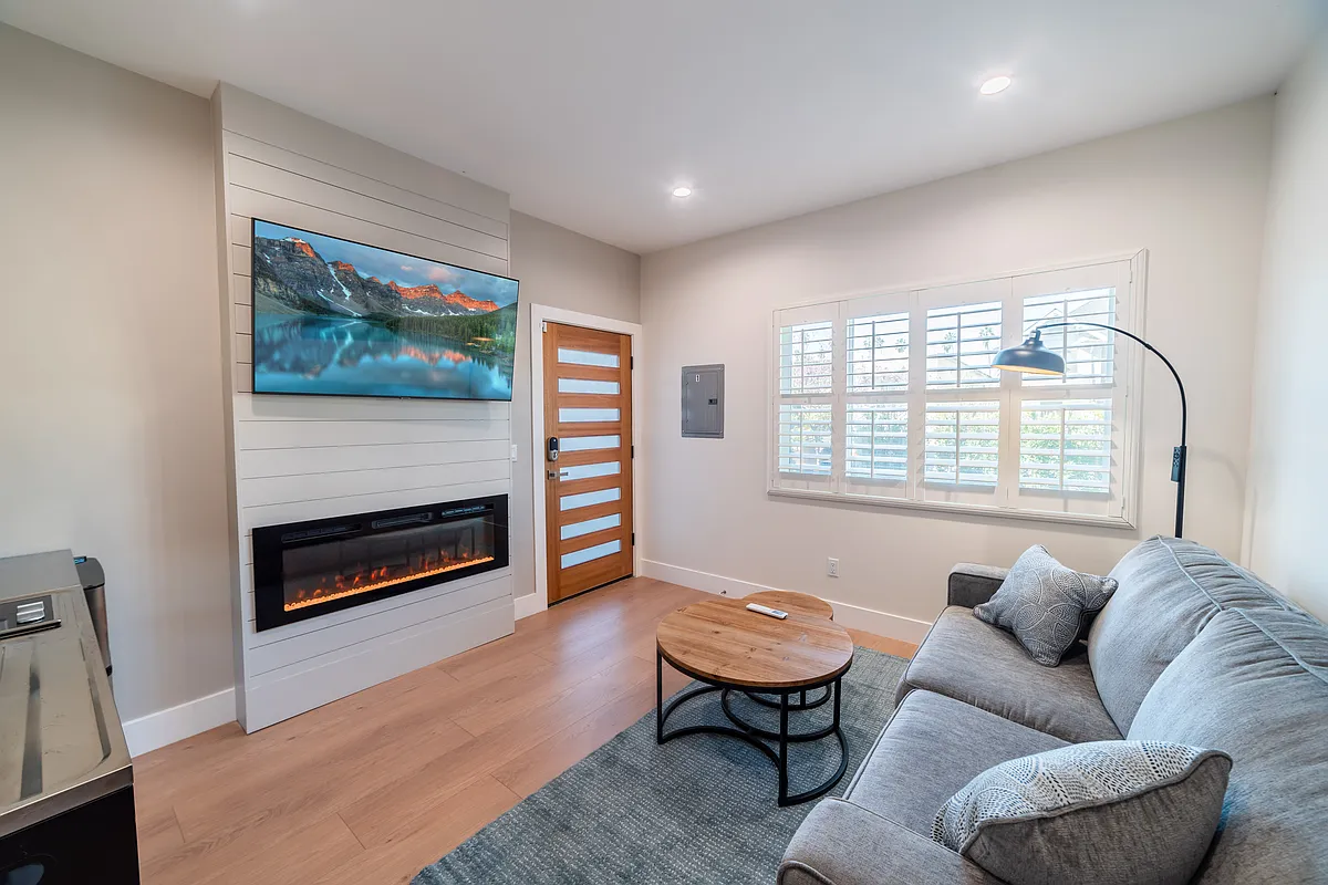 Building Photo - 1140 Elden Ave #1