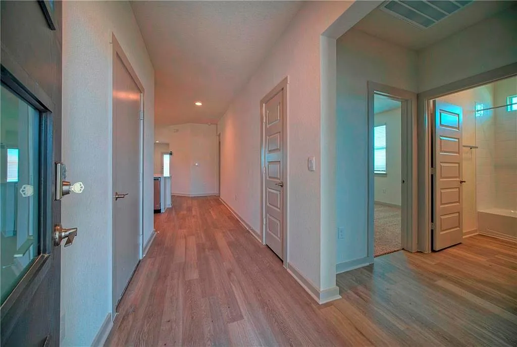 4 bed, 2.0 bath, 2025 sqft, $2,350 — Photo 4