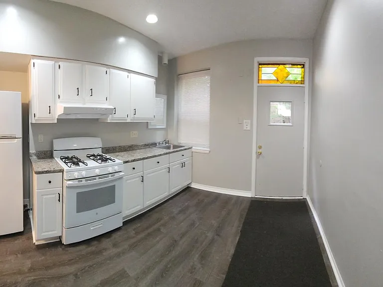 1421 Hamlin St #1421 — Photo 3