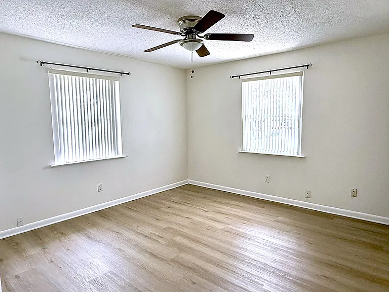 401 Crystal Ln — Photo 9