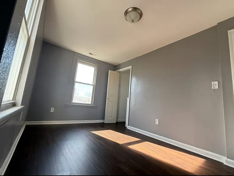 26 Clarence St #2 — Photo 9