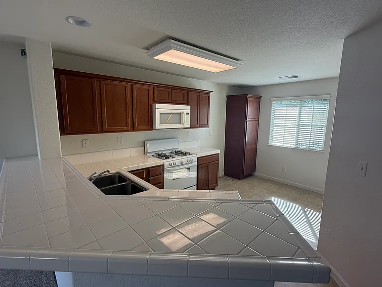 1572 Minories Dr — Photo 4