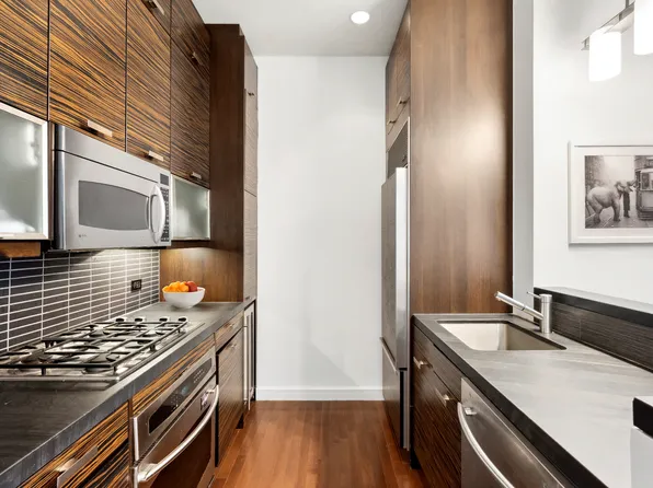 101 West 24th Street image 3 of 17