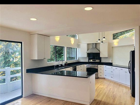 5th image of 1620 W Lake Sammamish Pkwy NE