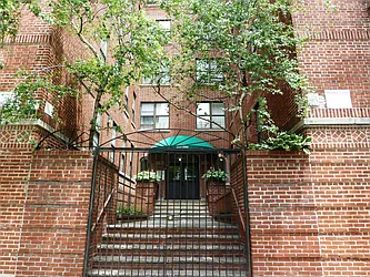 581 Academy Street in Inwood