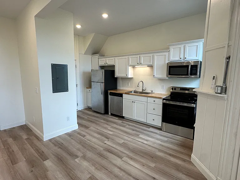930 Summit Ave #1 — Photo 7