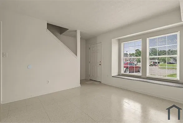 3 bed, 1360 sqft, $1,900 — Photo 3