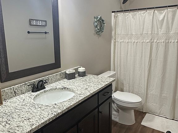 4th image of 616 Deery St #101