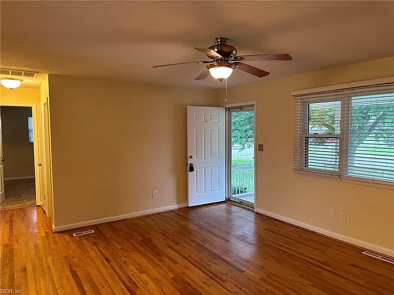940 Redwood Cir — Photo 3