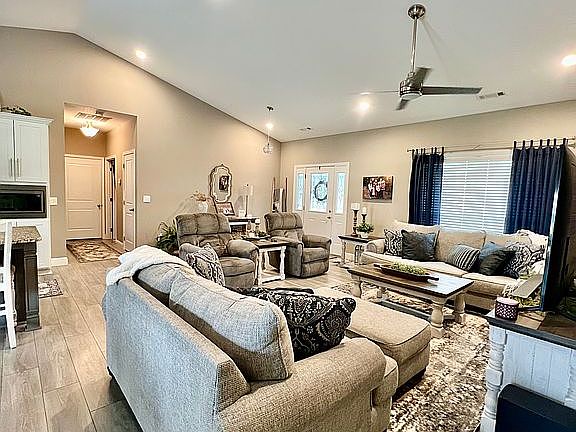 2nd image of 3601 Oak Grove Rd