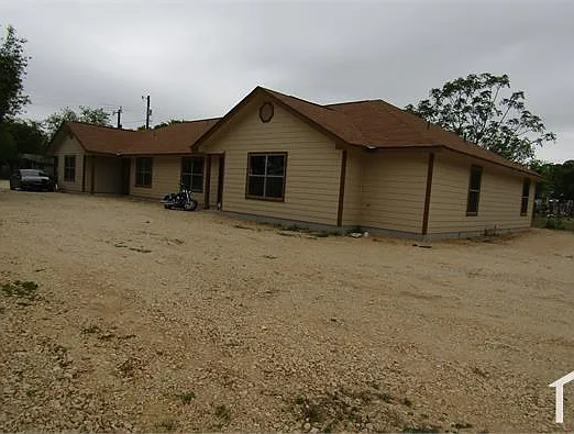 3 bed, 1000 sqft, $1,300 — Photo 3
