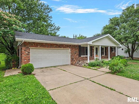 3rd image of 10 Burr Oak Dr