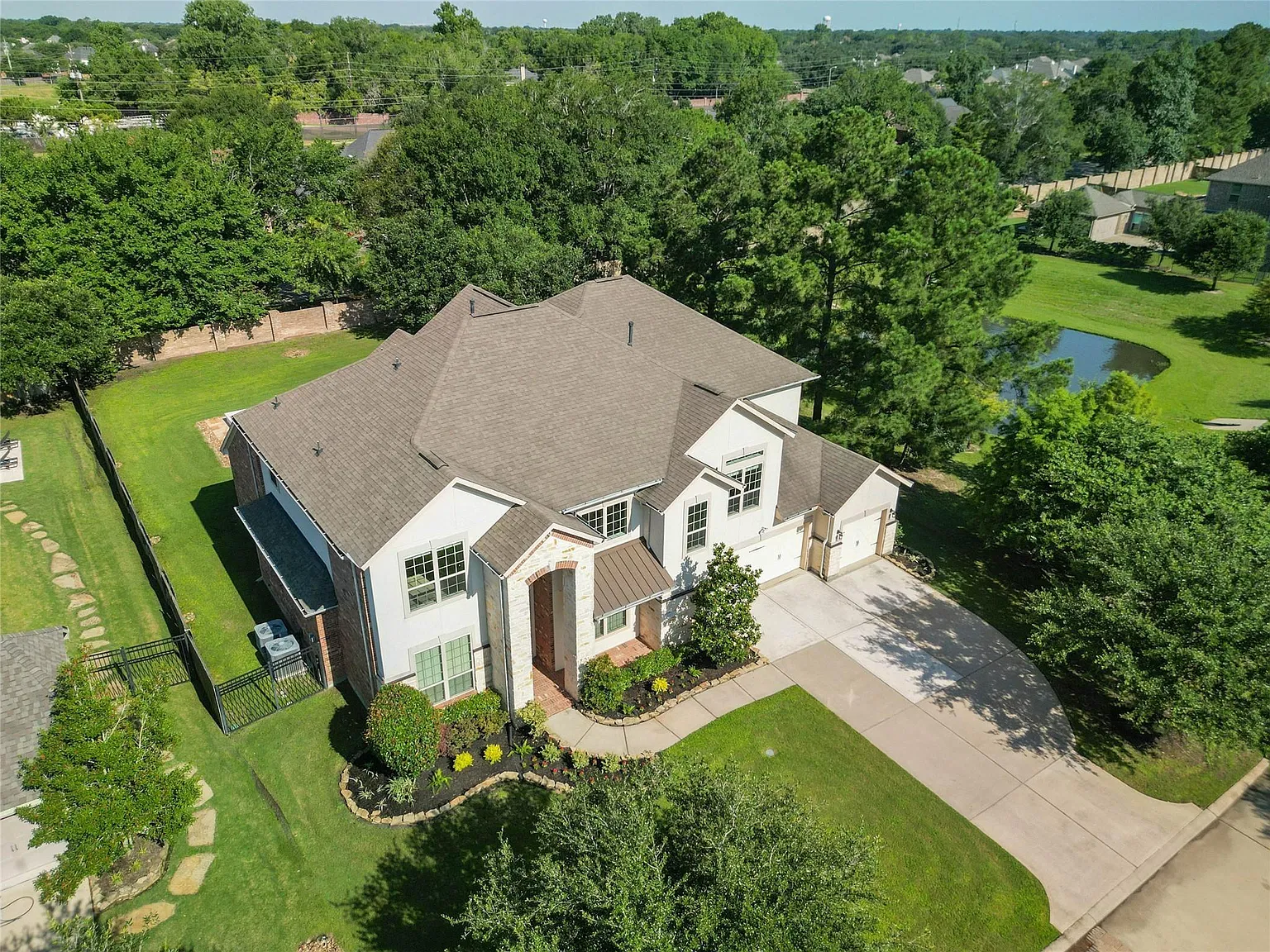 5 bed, 4.5 bath, 4894 sqft, $6,900 — Photo 3
