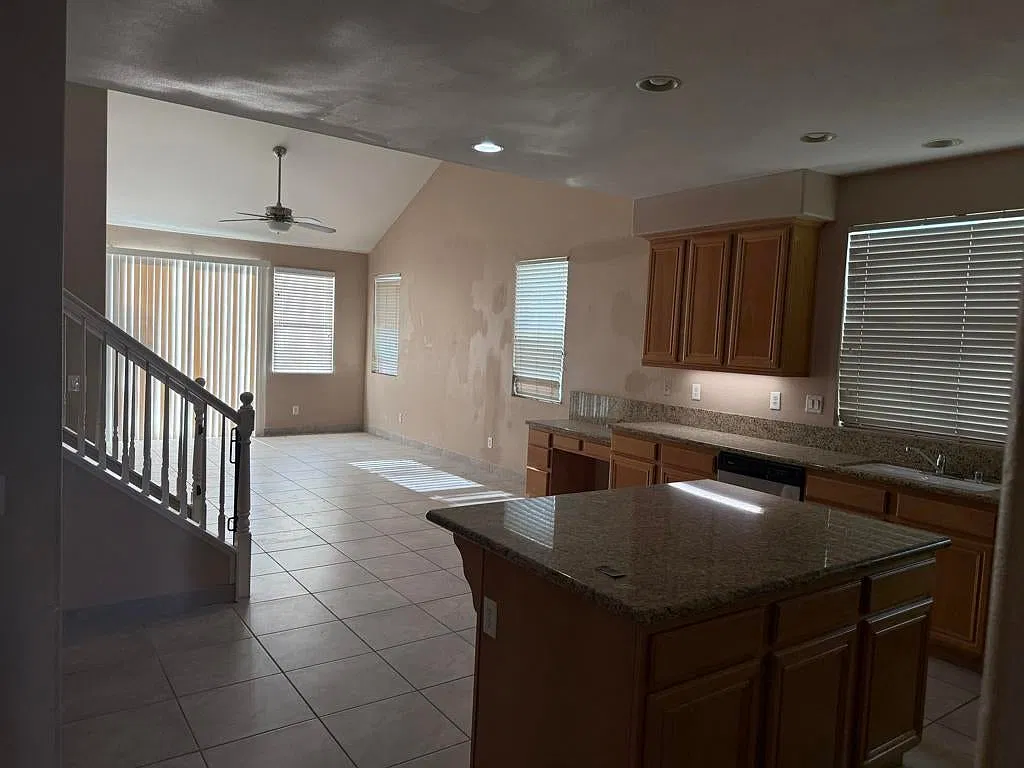 4 bed, 2800 sqft, $3,300 — Photo 4