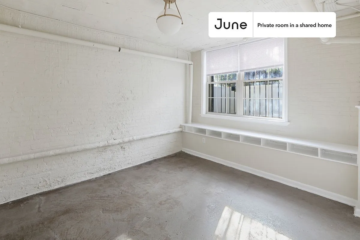Full bedroom in 5 bed/2 bath home in Dupont Circle #913 E — Photo 2