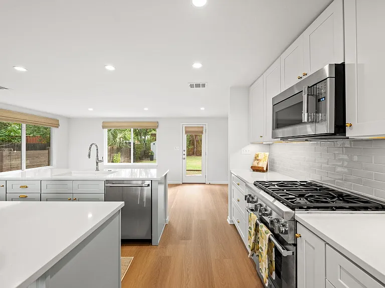 1410 E 11th St — Photo 10