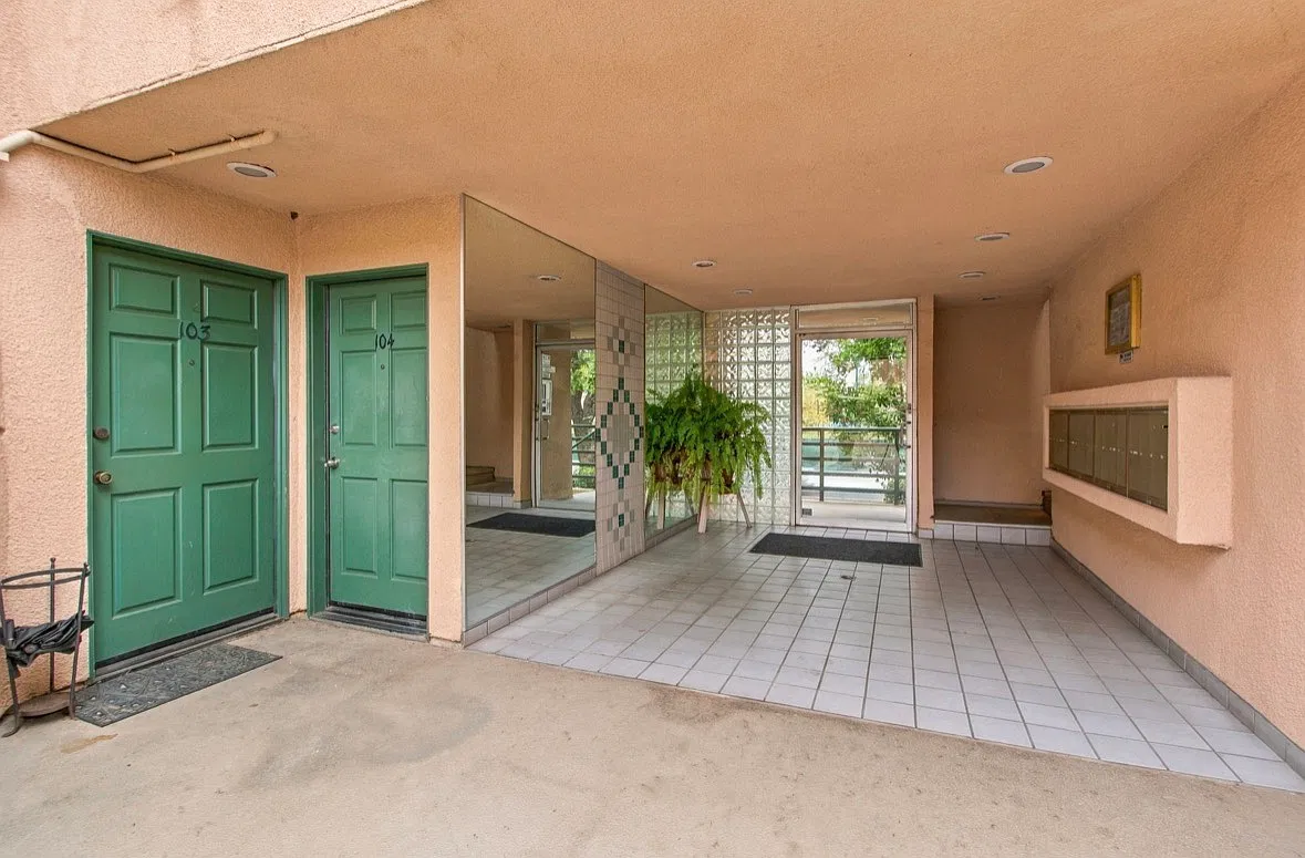 4152 Whitsett Ave — Photo 4