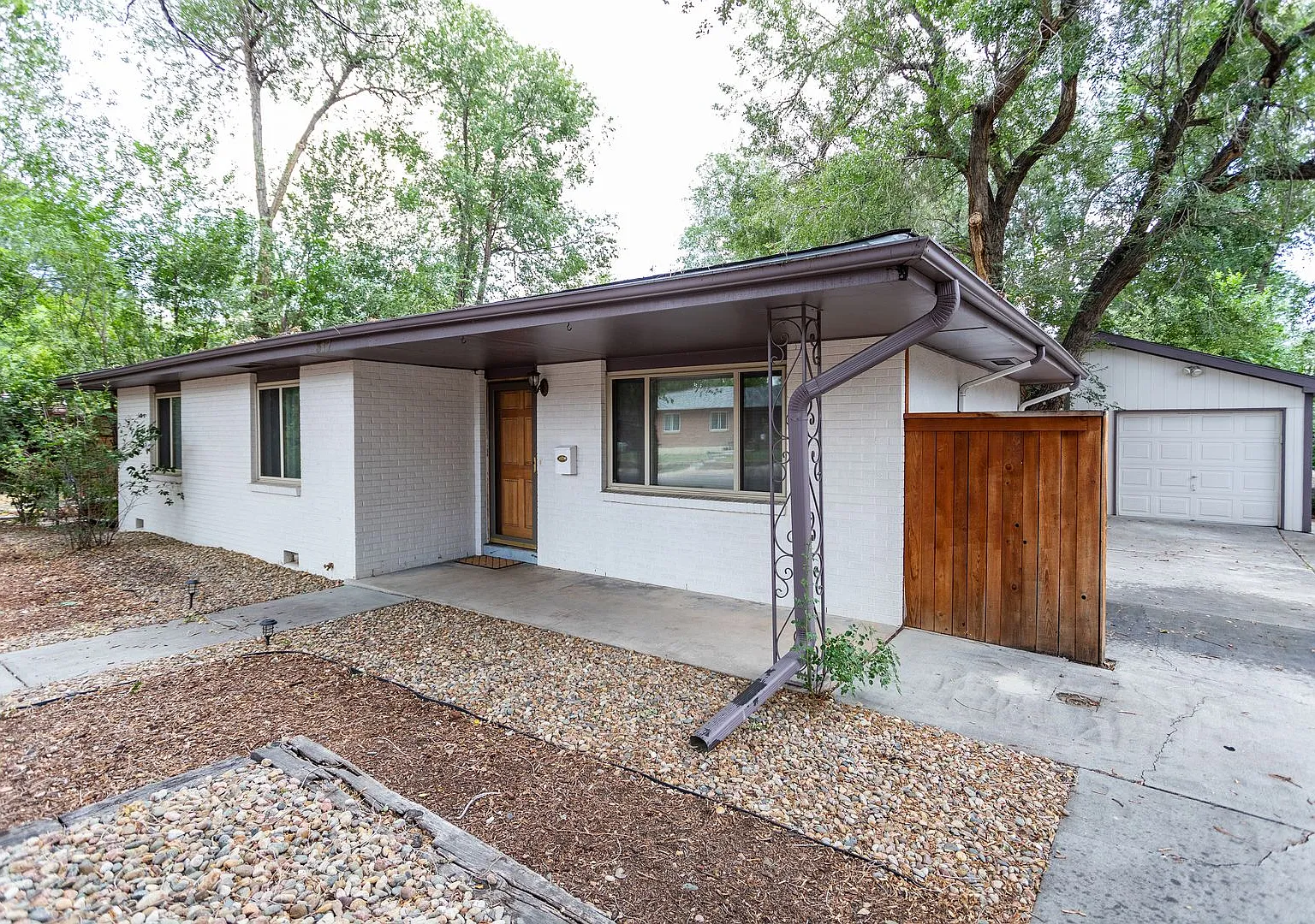 Beautiful 2-Bedroom, 2-Bath Home in Desirable Southwest Colorado Springs! — Photo 2