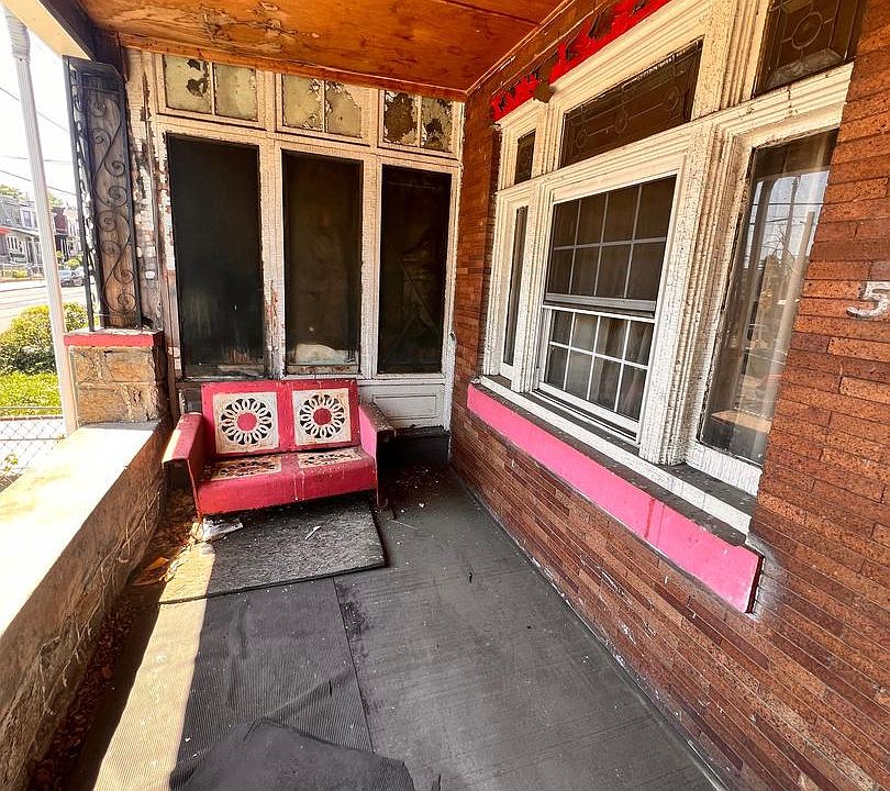 2nd image of 5645 Lansdowne Ave