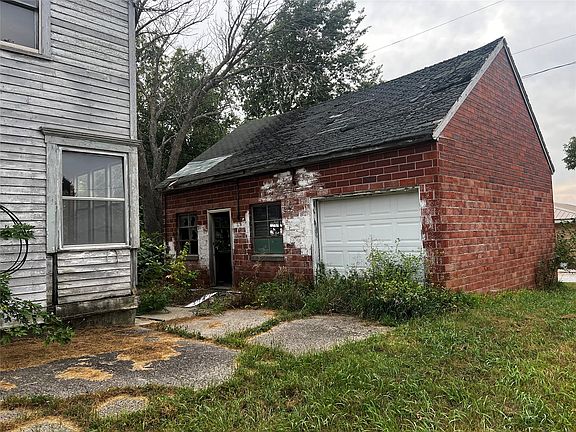 3rd image of 600 Main St