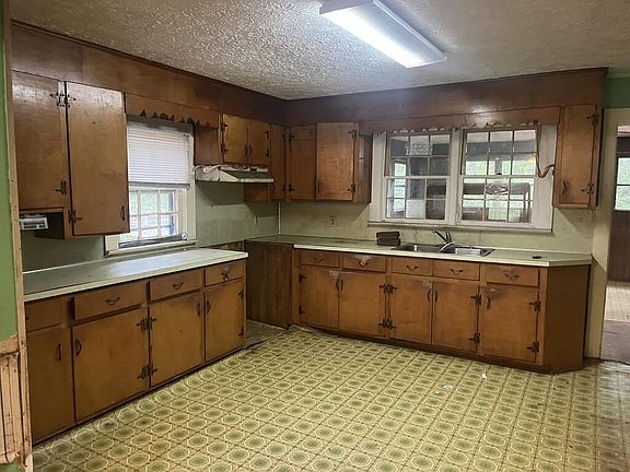 4th image of 1041 Clarksville Rd