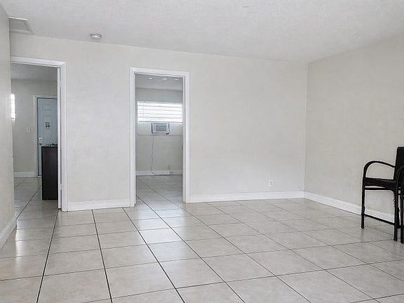 5th image of 420 SE 22nd St APT 2